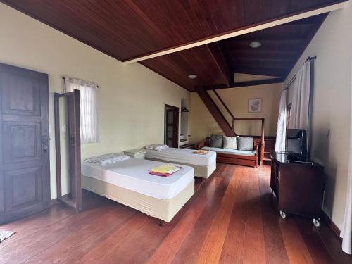 Ένα ή περισσότερα κρεβάτια σε δωμάτιο στο Casa da Glaura é Destino Floripa
