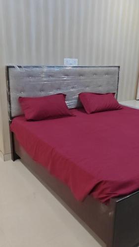 Postel nebo postele na pokoji v ubytování Hotel Yash Dham , Walking Distance To Ram mandir