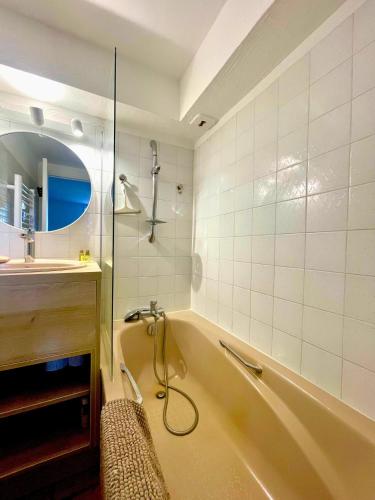 a bathroom with a bath tub and a sink at Duplex provençal au cœur des vignes à 5 min du centre-ville in Sablet