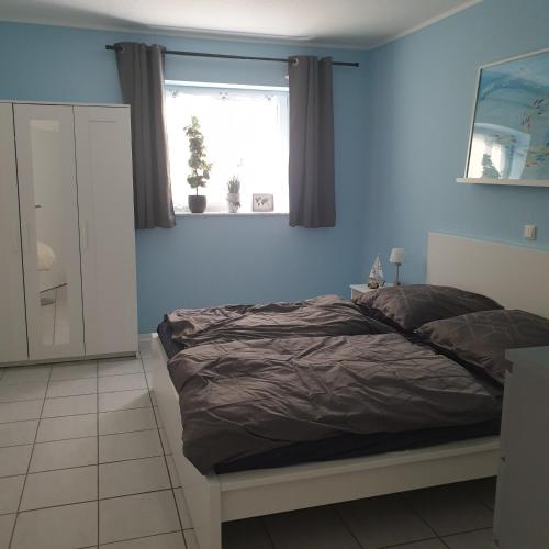 una camera da letto con un letto e una finestra di Ferienwohnung Stefanie am Frankenbach a Bad Breisig