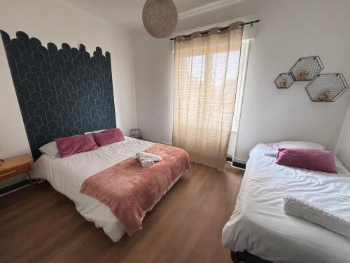 Ένα ή περισσότερα κρεβάτια σε δωμάτιο στο Appartement 7 personnes Wifi Parking