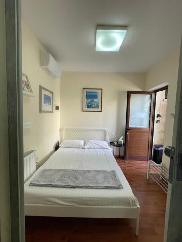 Ένα ή περισσότερα κρεβάτια σε δωμάτιο στο Yard room with private entrance