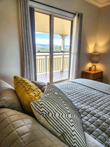 una camera da letto con un letto e una grande finestra di Willow Lodge 