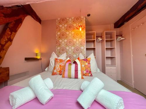 Postel nebo postele na pokoji v ubytování La Suite TWiGGY, Vintage & Trendy - hypercentre