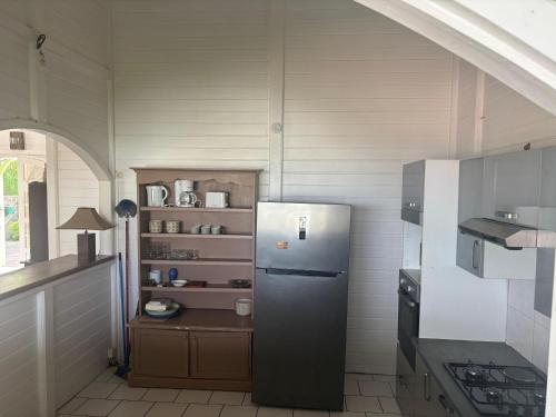 ラ・トリニテにあるLa Maison Verteのキッチン(冷蔵庫、テーブル付)