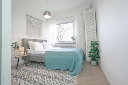 Ένα ή περισσότερα κρεβάτια σε δωμάτιο στο HaHa House Large 3BR Home for 7 with 2 Kitchens Free Parking and Garden