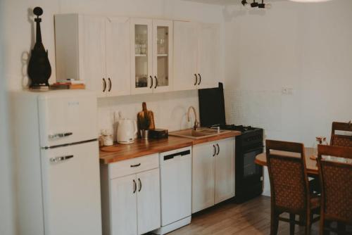 Kuchyň nebo kuchyňský kout v ubytování Domek Sielsko z kominkiem i jacuzzi godzinę od Warszawy