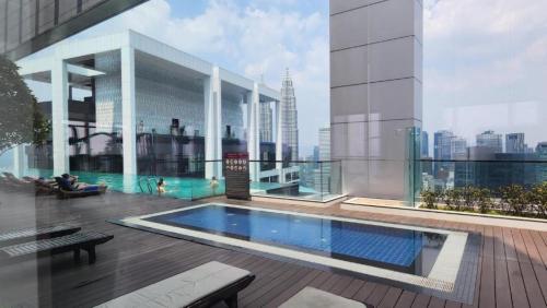 un edificio con una piscina encima en Platinum Kuala Lumpur five City, en Kuala Lumpur