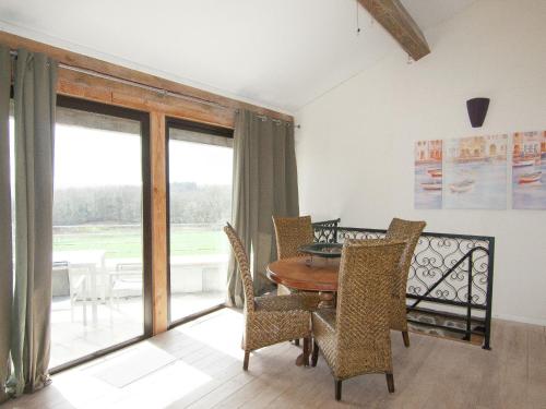 Ruang duduk di Romantic Tower in Dordogne with Rooftop Terrace