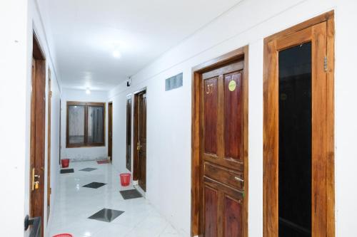 ジョグジャカルタにあるRedDoorz near Lippo Mall Yogyakarta 3のタイルフロアの廊下