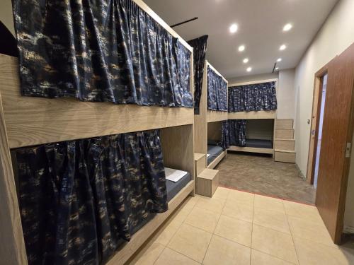 Una ducha a ras de suelo en una habitación con cortinas. en Sheraton Hostel - Hurghada, en Hurghada