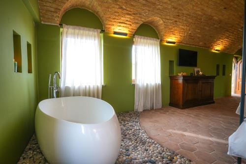 een badkamer met een groot bad en groene muren bij Sacro e Profano Albania in Zikxhafaj