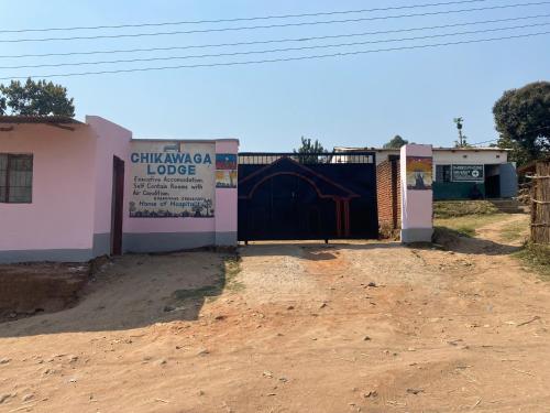 Una puerta a un edificio con un cartel. en Chikawaga Lodge, en Blantyre