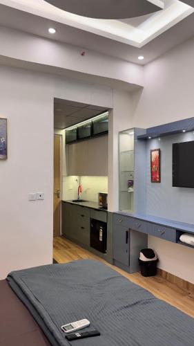 Un dormitorio con una cama y un espejo grande. en Visitor Stop, en Greater Noida