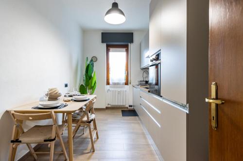 OggionoにあるRomy's Apartment Oggionoのテーブルと椅子のあるキッチンとダイニングルーム