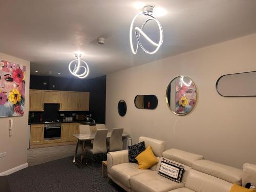 una sala de estar con un sofá y una mesa en Hastings Apartments Extra Large Self Catering Apt Tourism Certified Free Parking WiFi, en Belfast