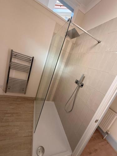 Koupelna v ubytování Beautiful Margate Retreat with Log burner, Garden, minutes to beach