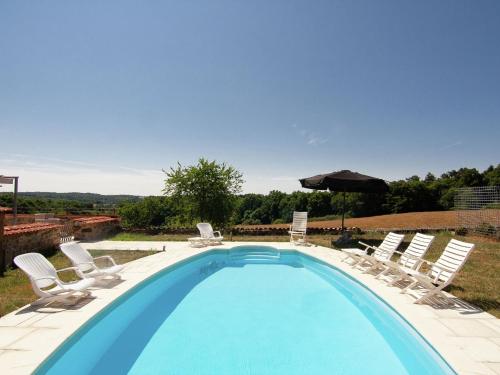 une piscine avec des chaises et un parasol dans l'établissement Holiday Home in Roussines with Private Pool, à Roussines