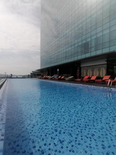 BagamにあるExecutive Room at 8th Floorの建物の前の大きなプール