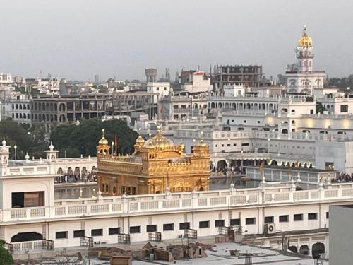 Blick auf ein großes Gebäude in einer Stadt in der Unterkunft Sarovar Regency in Amritsar