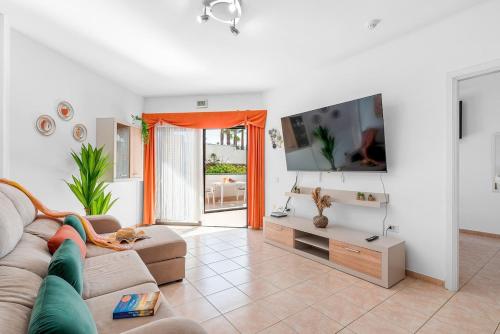 Sublime169 large terrace overlooking the garden and ocean