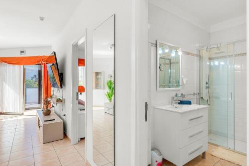 Sublime169 large terrace overlooking the garden and ocean