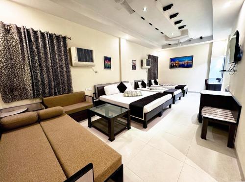 TV a/nebo společenská místnost v ubytování Sarovar Regency