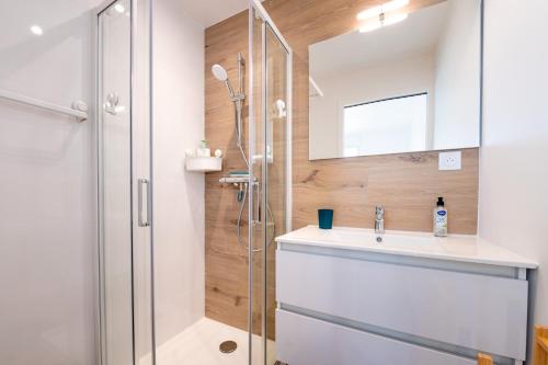 a bathroom with a shower and a sink at Tribord Bâbord Draps Parking Wifi in Arzon