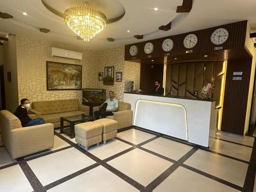 Lobi ili recepcija u objektu Sarovar Regency
