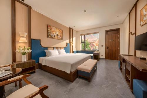 una camera d'albergo con un letto e una televisione di Tam Coc Center Luxury Hotel & Villa a Ninh Binh