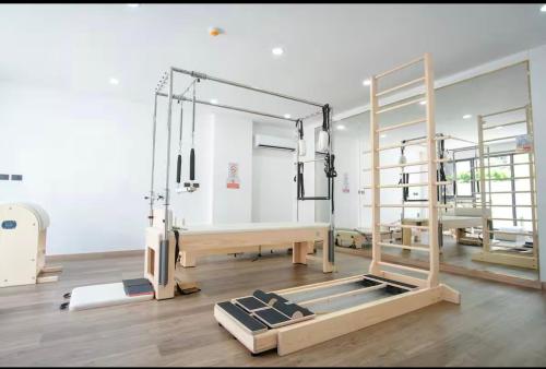 Una habitación con gimnasio con dos literas. en The one condo chiang mai, en Chiang Mai