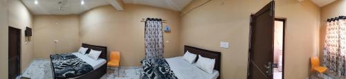 カトラにあるSwastik Guest Houseの部屋にベッドが2つある寝室