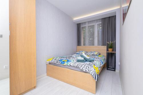 a bedroom with a bed and a window at ALABAS - Stylish Central Apartment Check In 24h - Steps from Market Square & River in Wrocław