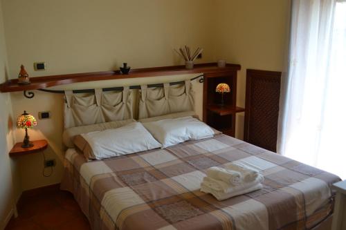 ナポリにあるAppartamento Vittoriaのベッドルーム1室(ベッド1台、タオル2枚付)