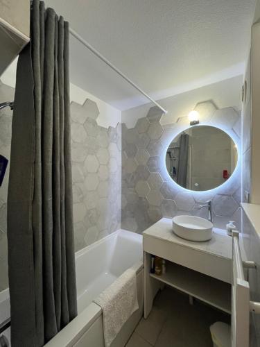 Salle de bains dans l'établissement L'orée des Pins TROPICO Appartement T2 en RDC avec terrasse refait à neuf