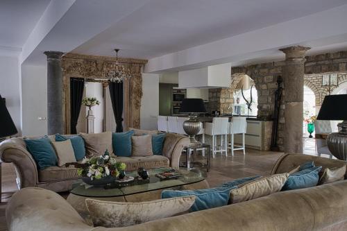 a living room with a couch and a table at Boutique Villa De Zuilen in Hillegom