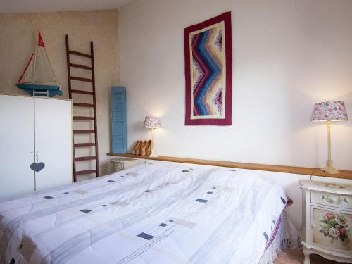 Ένα ή περισσότερα κρεβάτια σε δωμάτιο στο Cottage in France with Private Terrace