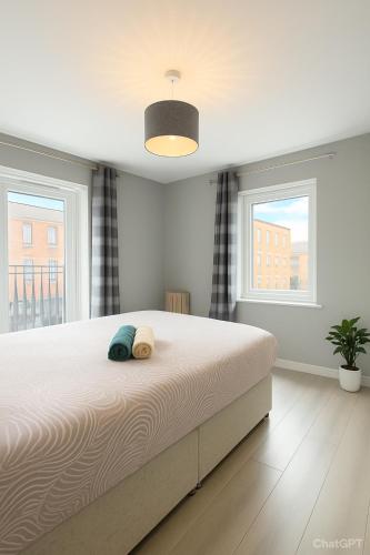 una camera da letto con un letto e due finestre di Temple Bar 3BR Prime Location a Dublino
