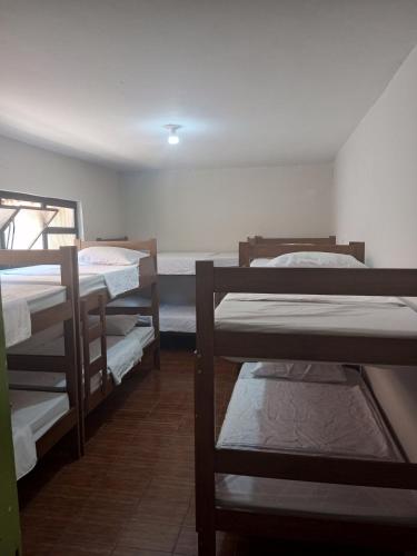 a room with several bunk beds in a room at Hospedagem e Pousada Cachoeira Paulista in Cachoeira Paulista