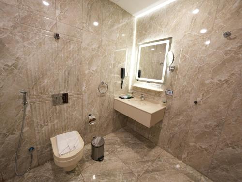 ジッダにあるCasa Diora Hotel Al Naseemのトイレ、洗面台、シャワー付きのバスルーム