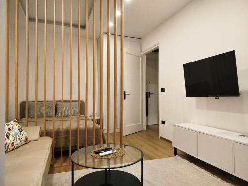 un salon avec un canapé et une télévision dans l'établissement Grujo Apartment, à Belgrade