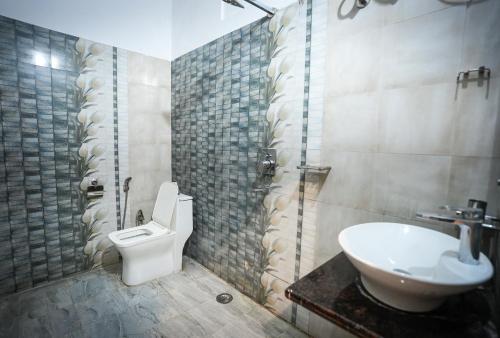a bathroom with a toilet and a sink at Shaanti Coliving in Rishīkesh