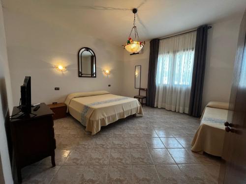 Un pat sau paturi într-o cameră la Villa Sarcapos Castiadas