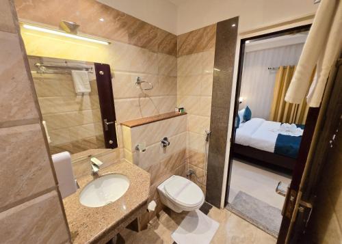 a bathroom with a toilet and a sink and a shower at HOTEL - VV!NN - Hotel ! Varanasi - Providing Air conditioned & Well Decorated Rooms with Free Wi-Fi - Parking & Restaurant With Lyft Facilities - Best hotel in Varanasi in Rāmnagar
