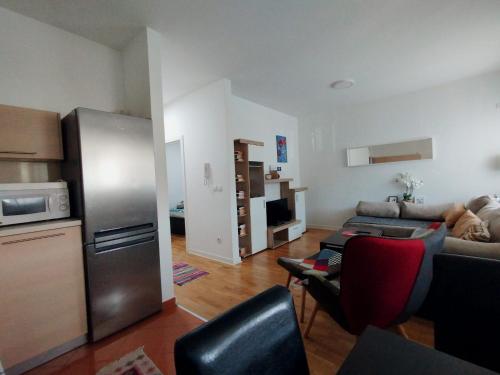 KaraburmaにあるApartman Natasaのリビングルーム(冷蔵庫、ソファ付)