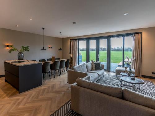 ein Wohnzimmer mit Couch und Tisch in der Unterkunft Modern villa in De Cocksdorp near the beach in De Cocksdorp