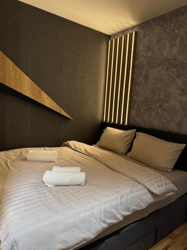 a large bed with two white towels on it at Apartman A1 6 u sklopu hotela Vucko privatni apartman in Jahorina
