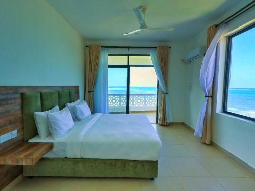 Postel nebo postele na pokoji v ubytování Nyali Luxurious Apartments and Suites, Baobab waves