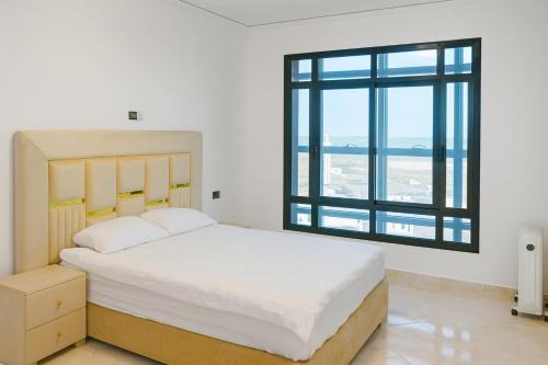 Katil atau katil-katil dalam bilik di Ras El Ma Seaview Apartment Cap de l'eau Nador Saidia Wifi Klima مطلة على البحر