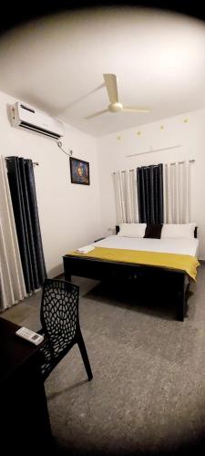 Ένα ή περισσότερα κρεβάτια σε δωμάτιο στο Whitefort Rohini Homestay